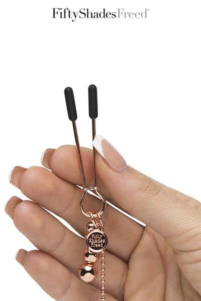 Chaîne bijou et pince tétons et clitoris de la collection fifty shades freed