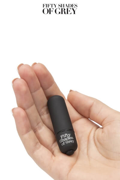 Mini vibromasseur heavenly massage représenté dans une main de femme de la collection fifty shades of grey