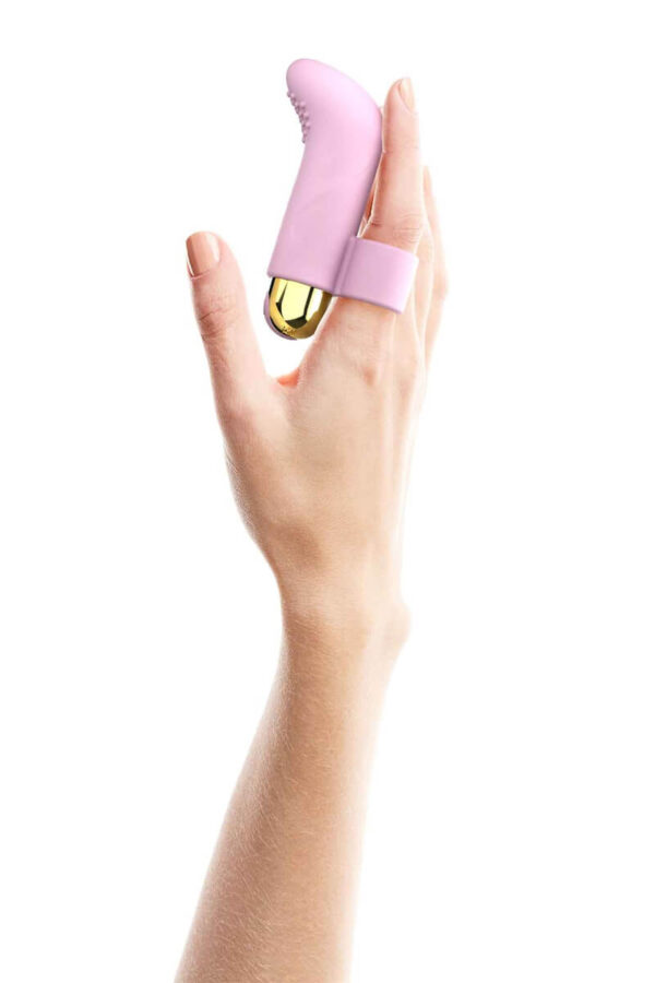 Doigt vibrant Touch Me enfilé sur le doigt d'une main de la marque Love to Love