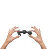 Plug anal vibrant Twinny Bud noir de la marque Love to Love dans deux mains