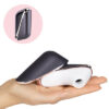 Mini stimulateur clitoridien Pro Traveler de la marque Satisfyer posé sur une main