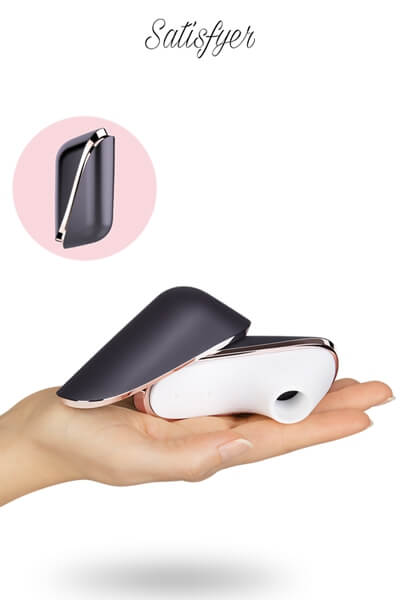 Mini stimulateur clitoridien Pro Traveler de la marque Satisfyer posé sur une main