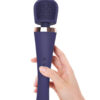 Vibromasseur wand Brush Crush de la marque Love to Love dans une main