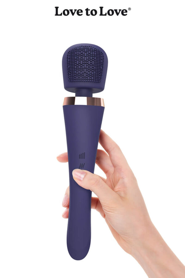 Vibromasseur wand Brush Crush de la marque Love to Love dans une main