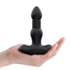 Plug va-et-vient Deep Stormer dans une main de la marque Dorcel