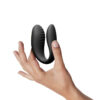 Stimulateur télécommandé Perfect Lover dans une main de la marque Dorcel
