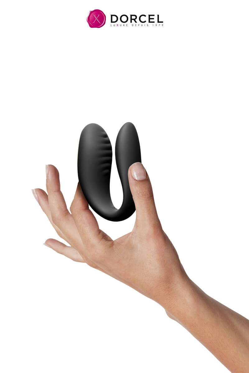 Stimulateur télécommandé Perfect Lover dans une main de la marque Dorcel