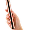 Vibromasseur Pink Lady 2.0 dans une main de la marque Dorcel