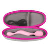 Vibromasseur wand multifonction Universal Massager dans sa pochette de rangement de la marque Femintimate