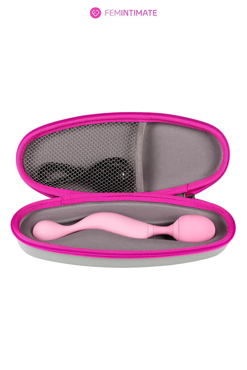 Vibromasseur wand multifonction Universal Massager dans sa pochette de rangement de la marque Femintimate