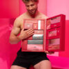 Photo d'un homme présentant le calendrier de l'avent de la marque Loveboxxx