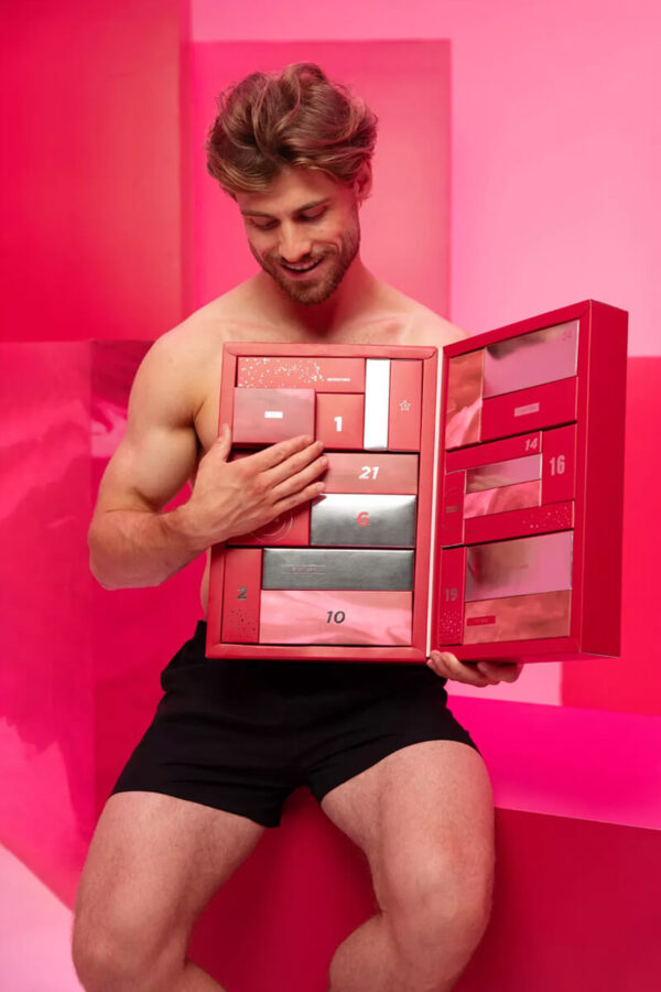 Photo d'un homme présentant le calendrier de l'avent de la marque Loveboxxx