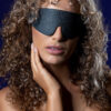 Femme blonde portant le bandeau Signature Blindfold de la marque Taboom