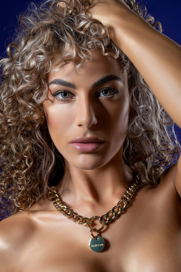 Femme blonde portant le collier BDSM Dono Statement Collar de la marque Taboom